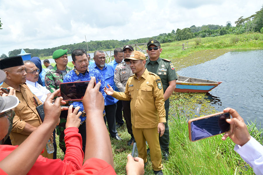 wabup Bengkalis, Bagus Santoso meninjau waduk lokasi meninggalnya pelajar Bengkalis