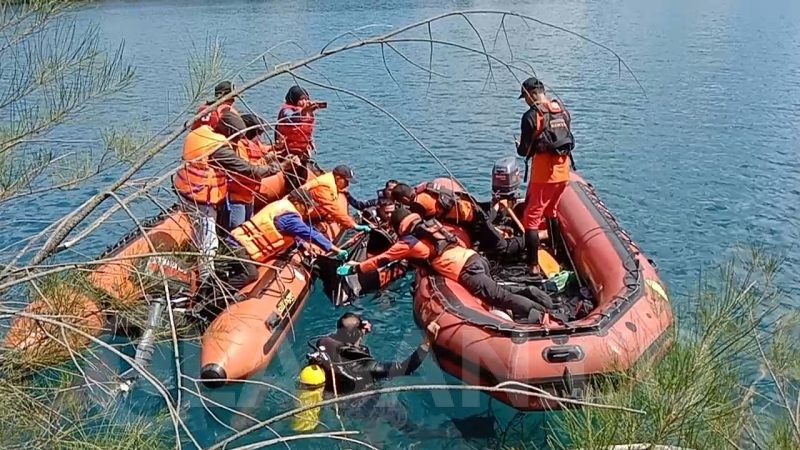 Evakuasi korban tenggelam di bekas galian granit