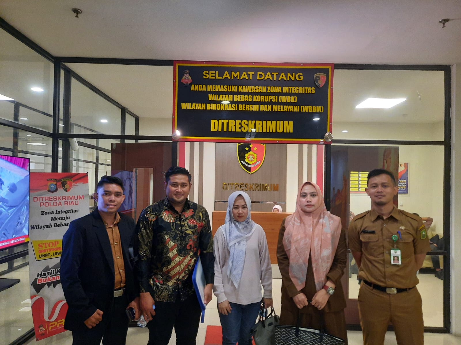 Kuasa Hukum korban dugaan pelecehan seksual di Kuansing, Bayu Syahputra SH bersama pihak UPT PPA Riau di Mapolda Riau