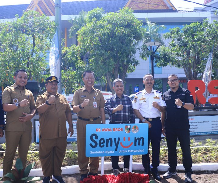 Sekdako Pekanbaru Indra Pomi Nasution bersama manajemen RS Awal Bros. Foto: Istimewa.