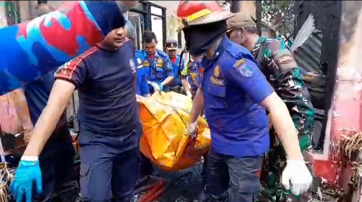 Evakuasi korban kebakaran di Payakumbuh