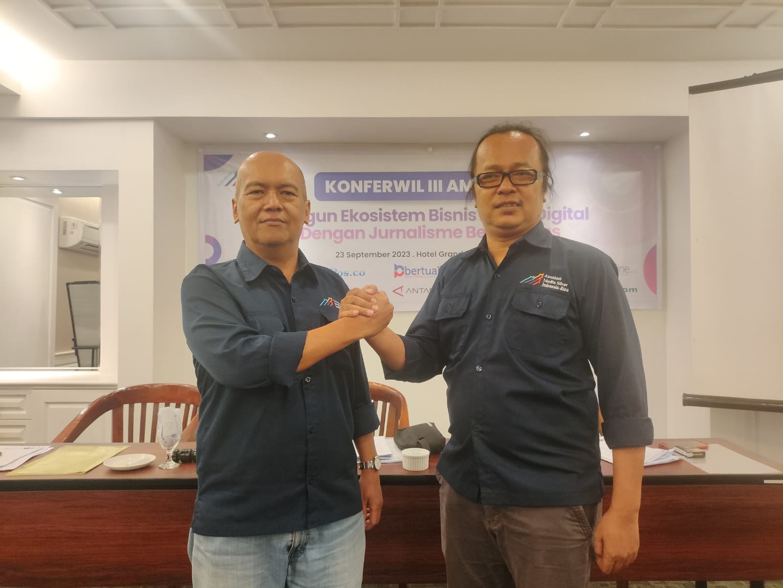 Ketua AMSI Riau, Firman Agus bersama Sekretaris AMSI Riau Budi Satria usia Konferwil III AMSI Riau