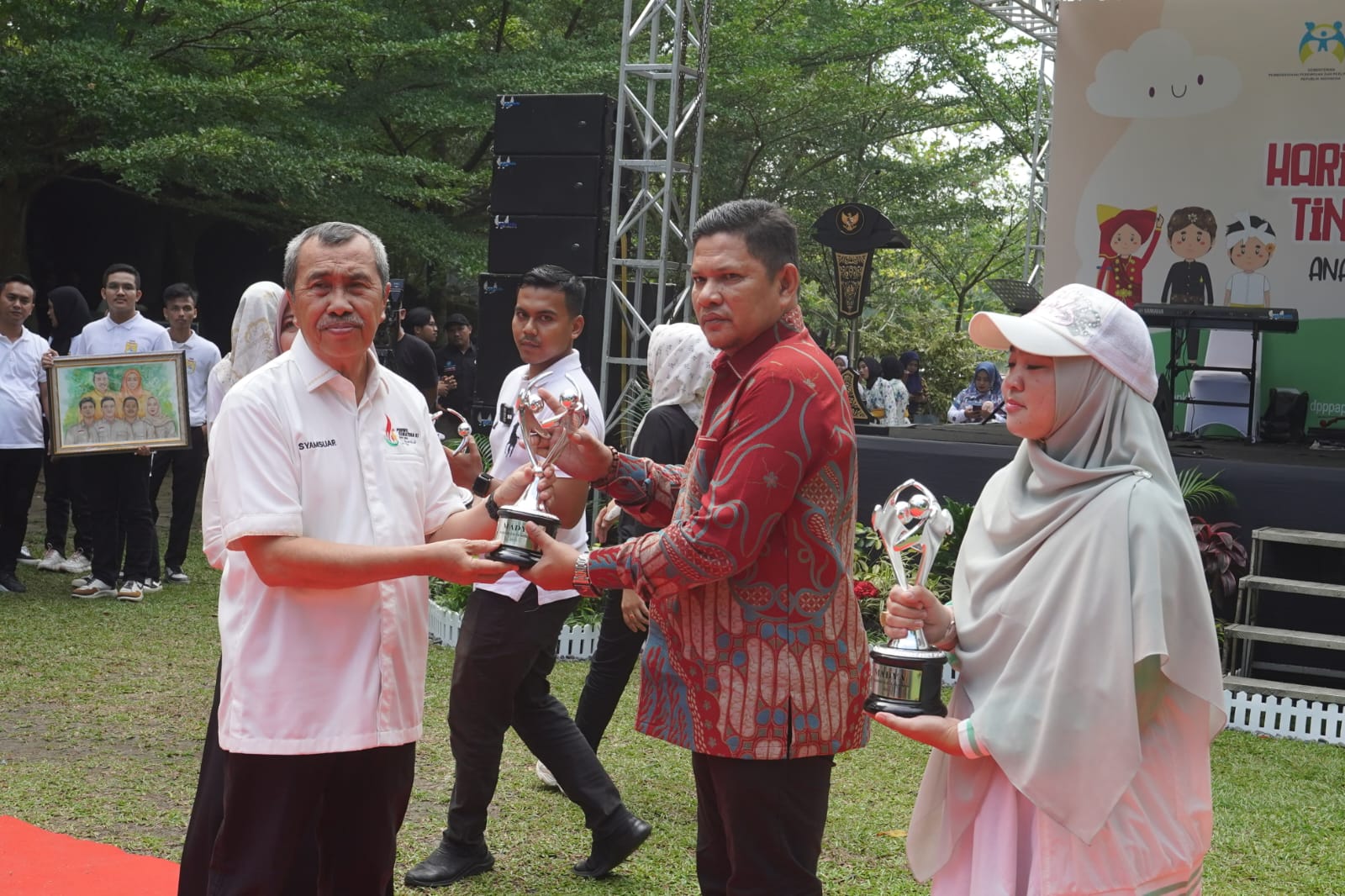 Penyerahan piala penghargaan KLA Bengkalis