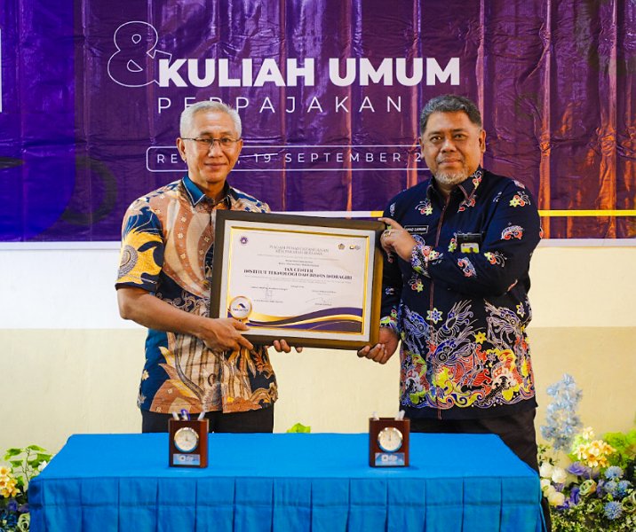 Kepala Kanwil DJP Riau Ahmad Djamhari bersama Rektor ITB Indragiri Raja Marwan Indra Saputra usai menandatangani perjanjian kerja sama pada 19 September 2023. Foto: Istimewa.