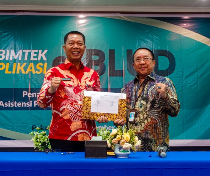 Sekdako Pekanbaru Indra Pomi Nasution (kiri) bersama Plt Kepala Kanwil DJPb Riau Burhani usai menandatangani kesepakatan terkait BLUD pada 22 September 2023. Foto: Surya/Riau1.