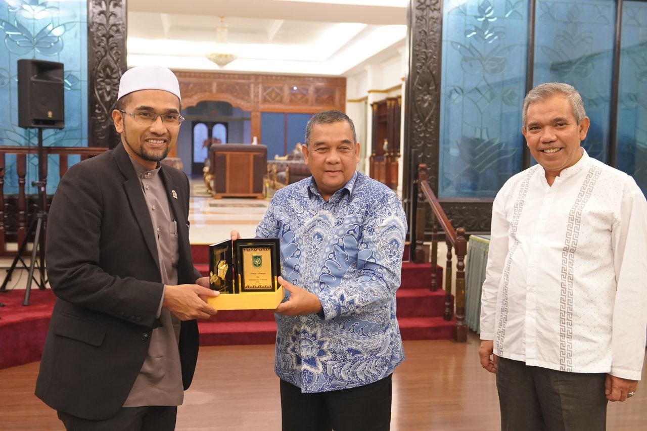 Wagubri Edy Natar bersama  Rektor KUIPs Malaysia Rozaymi dan Kadisik Riau Kamsol