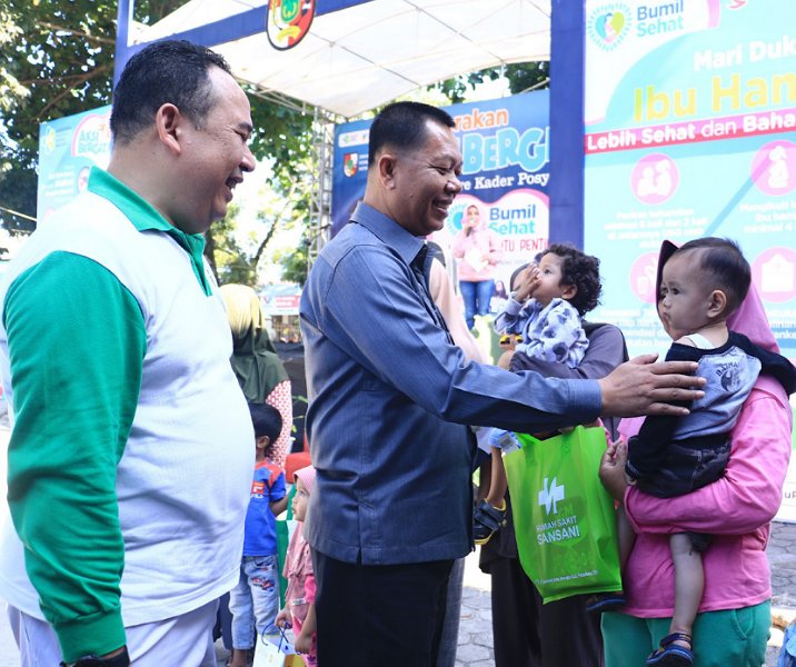 Sekdako Pekanbaru Indra Pomi Nasution didampingi Kepala Dinkes Dokter Zaini Rizaldy saat menyerahkan bantuan kepada anak berisiko sunting di Puskesmas Rawat Inap Sidomulyo pada 21 September 2023. Foto: Istimewa.