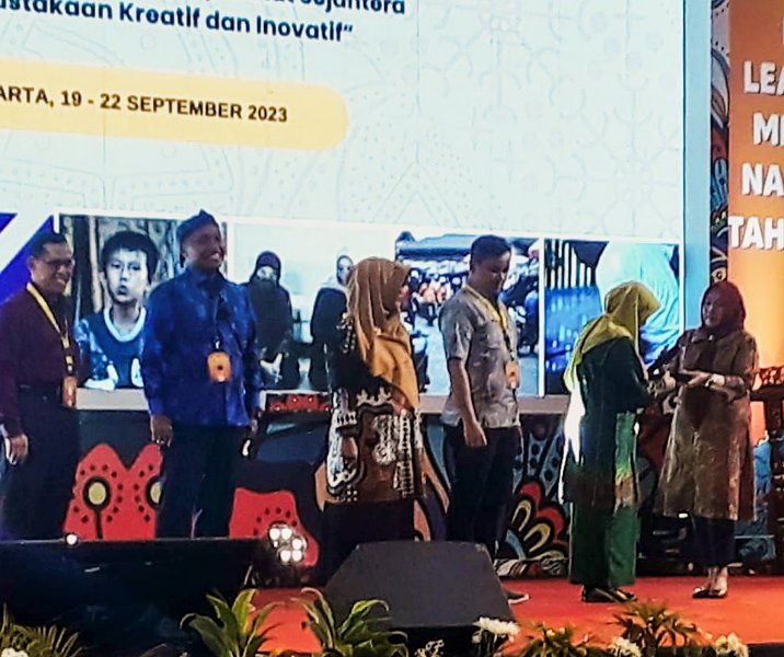 Kepala Dispusip Pekanbaru Erna Juita (tengah) saat akan menerima penghargaan di Yogyakarta pada 21 September 2023. Foto: Istimewa.