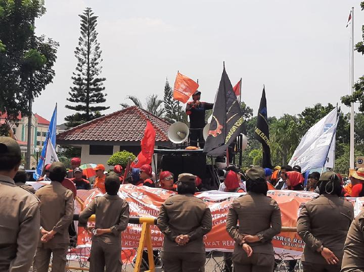 Aksi buruh di depan kantor Walikota Batam