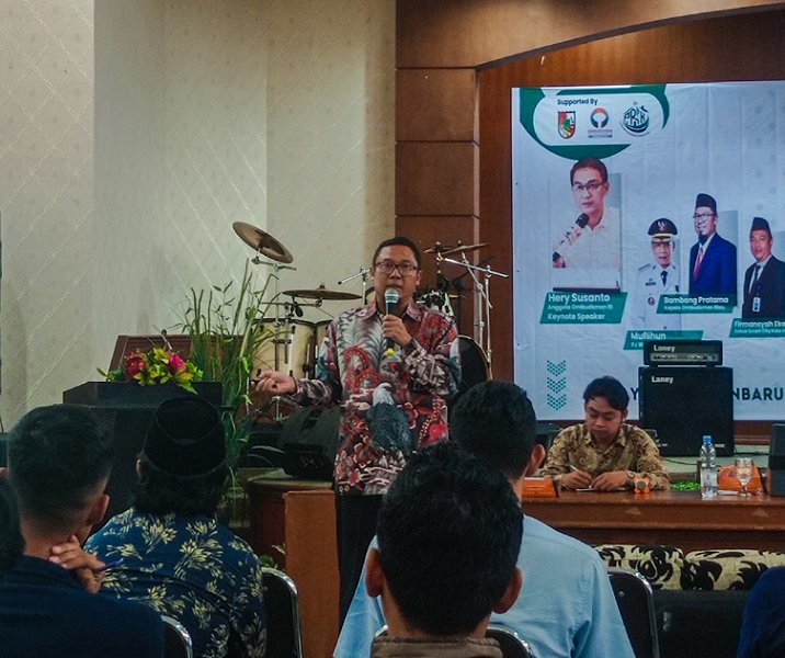 Kepala Ombudsman Perwakilan Riau Bambang Pratama dalam seminar nasional Smart City di Aula Cempaka, Badan Pendapatan Daerah (Bapenda) Riau, Senin (25/9/2023). Foto: Surya/Riau1.