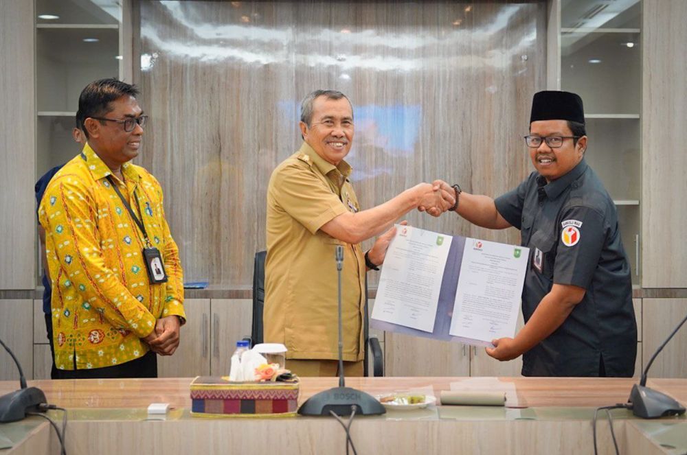Penandatanganan kesepakatan bersama Gubri bersama KPU dan Bawaslu Riau terkait hibah Pilkada