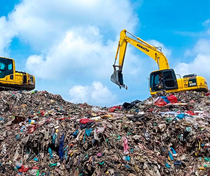 Ekskavator menata tumpukan sampah di TPA 2 Muara Fajar. Foto: Surya/Riau1.