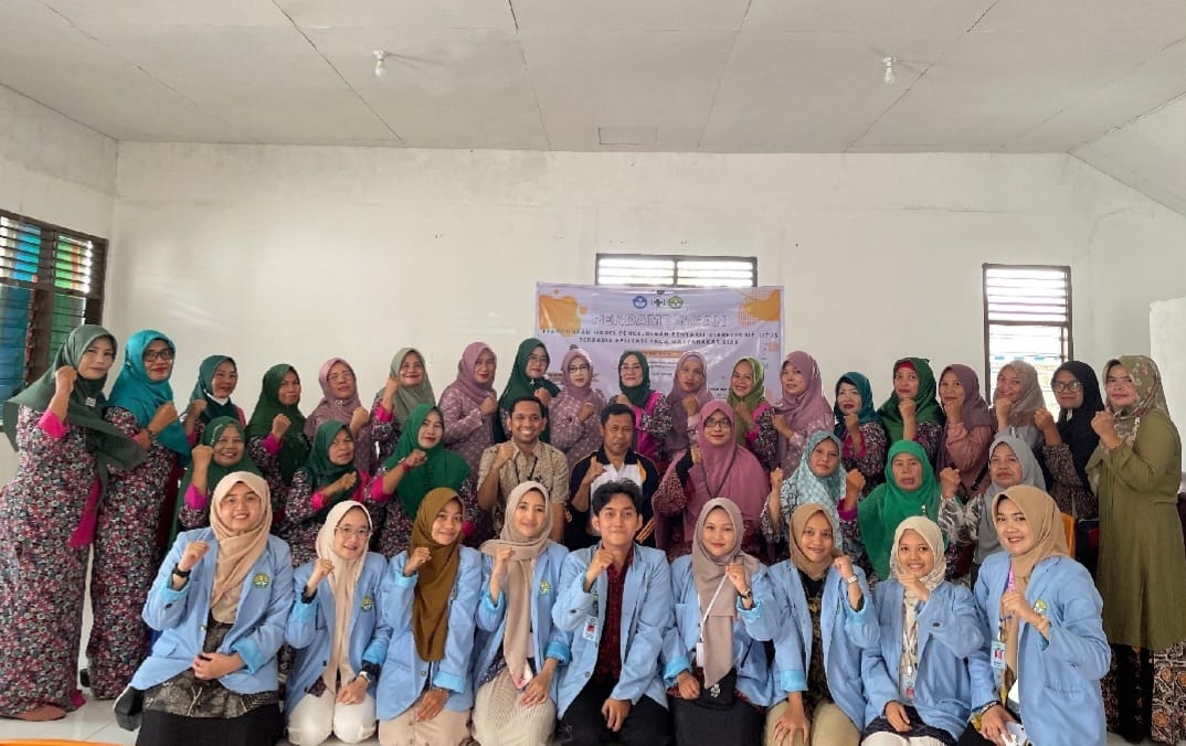 Mahasiswa KKN MBKM FKp Unri berfoto bersama Kepala Puskesmas Perawang dr. Armen, M.Kes, Ketua Pengmas Unri sekaligus Dosen Pembimbing Lapangan Yesi Hasneli N, S.Kp., MNS, Dosen FKp Unri Ns. Yunisman Roni, M.Kep dan warga Kelurahan Perawang. (Ist)