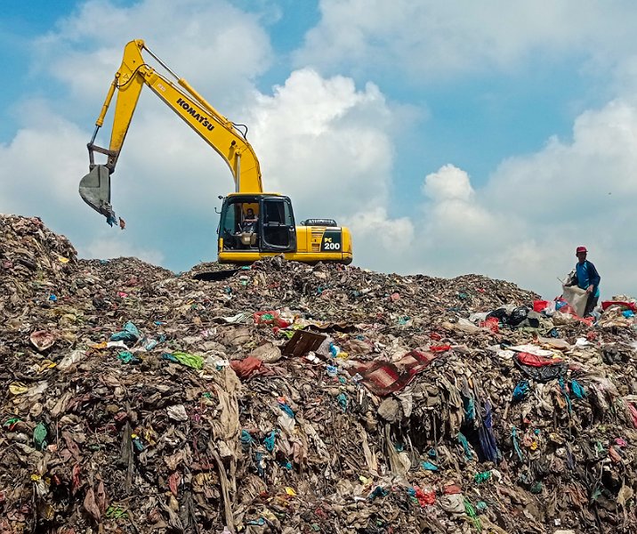 Tumpukan sampah sudah menumpuk tinggi di TPA 2 Muara Fajar Pekanbaru. Foto: Surya/Riau1.