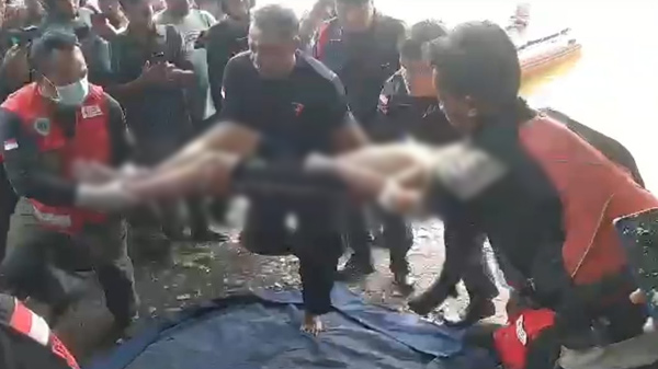 Evakuasi mahaiswa Politeknik Batam yang tenggelam (Lenterakepri))