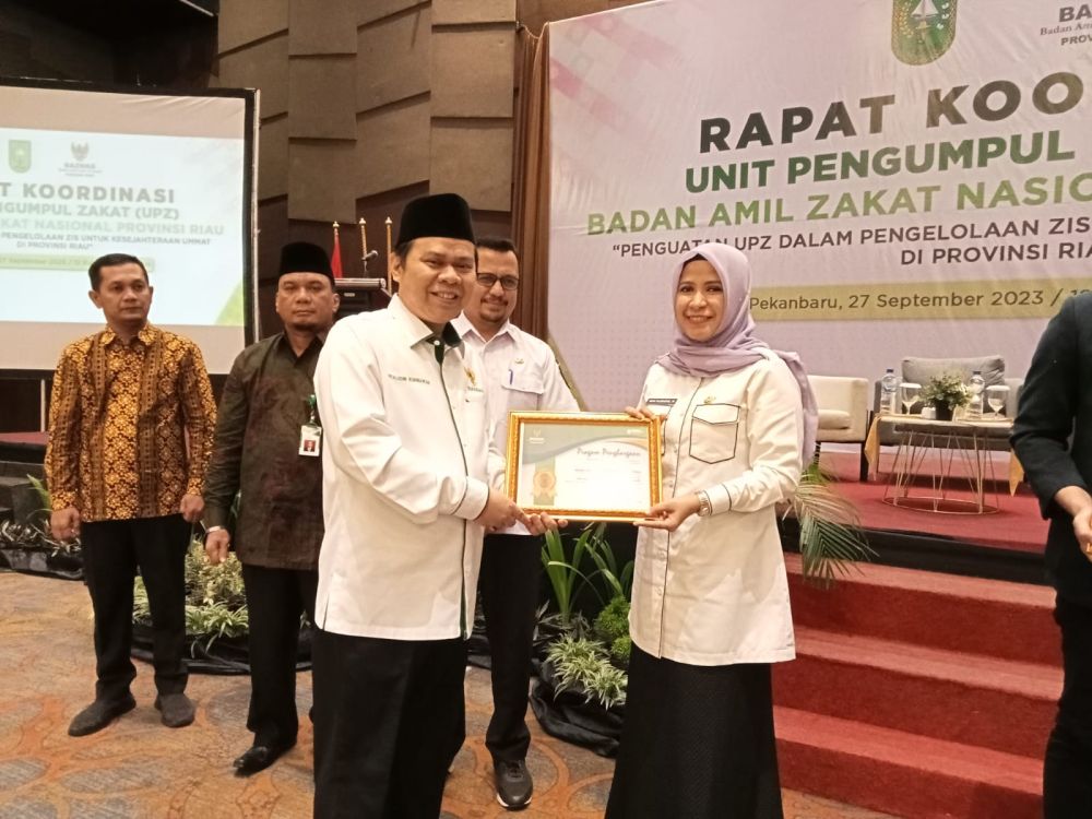 Dirut RSUD Arifin Achmad,  drg Wan Fajriatul saat teima penghargaan Baznas Riau