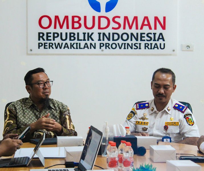 Ketua Ombudsman Riau Bambang Pratama bersama Kepala Dishub Pekanbaru Yuliarso membahas temuan maladministrasi terkait layanan jukir dan perparkiran, Selasa (26/9/2023). Foto: Istimewa.