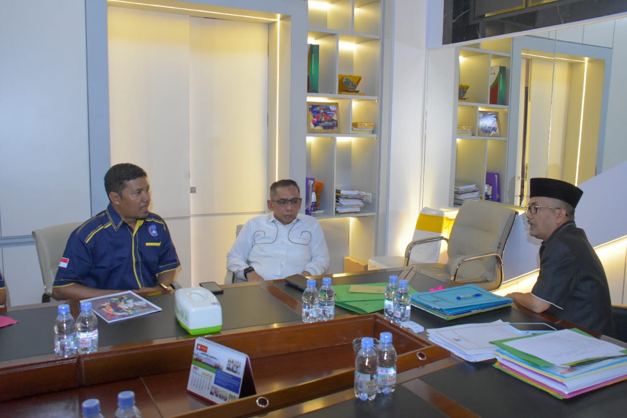 Pertemuan Pj Bupati Kampar, Firdaus dengan pengurus Askab PSSI Kampar