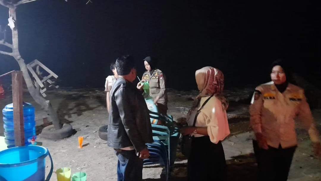 Petugas angkut perlengkapan dagang PKL di Pantai Padang