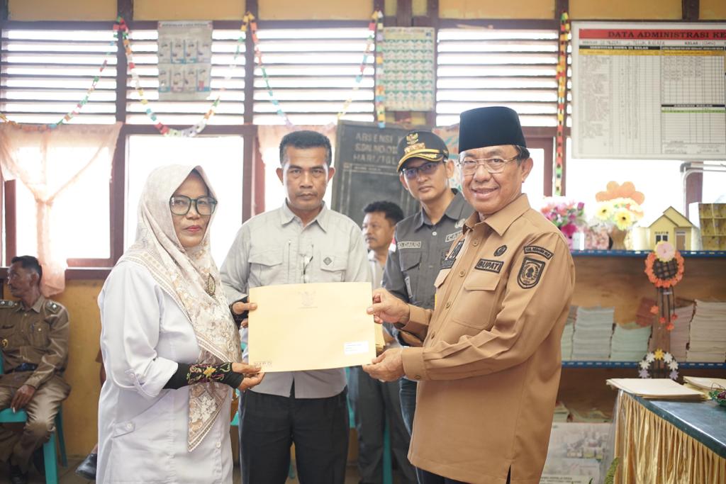 Penyerahan Nomor Induk pada kades dan perangkat di Kecamatan Keritang Inhil