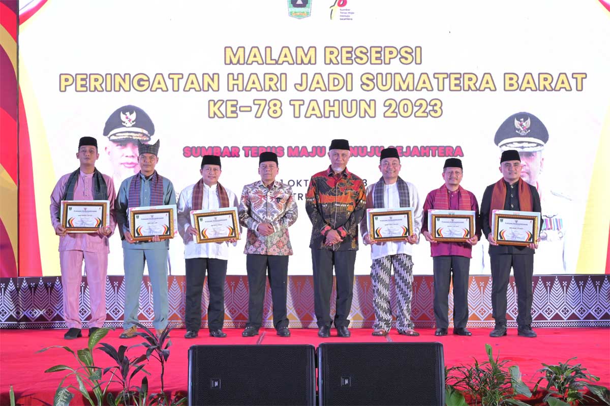 Penyerahan penghargaan pada Camat Berprestasi di Sumatera Barat/Net