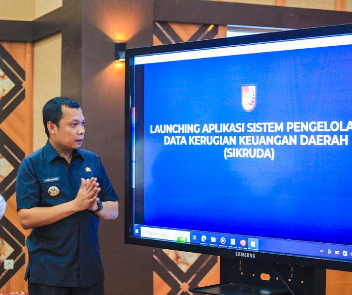 Pj Wali Kota Pekanbaru Muflihun saat meresmikan aplikasi Sikruda di Aula Gedung Utama Kompleks Perkantoran Tenayan Raya, Senin (2/10/2023). Foto: Istimewa.