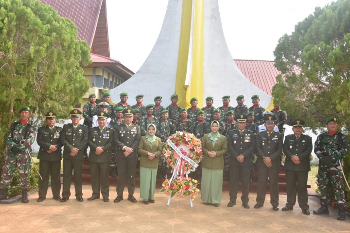 Ziarah makam pahlwan.