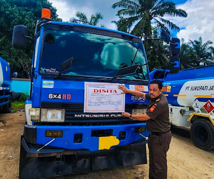 Petugas pajak Kanwil DJP Riau menyita truk tanki BBM milik pengemplang pajak di Riau. Foto: DJP Riau.
