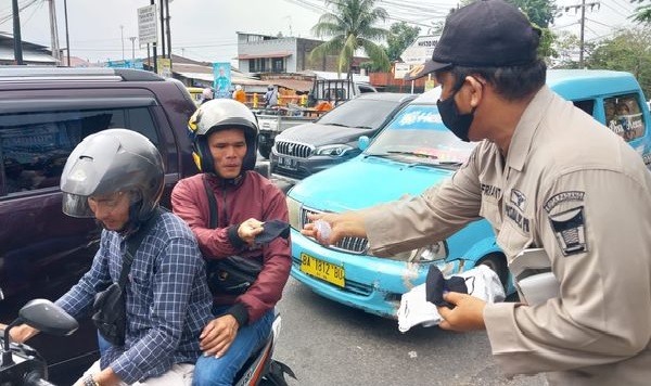 Saat bagi-bagi masker di Kota Padang