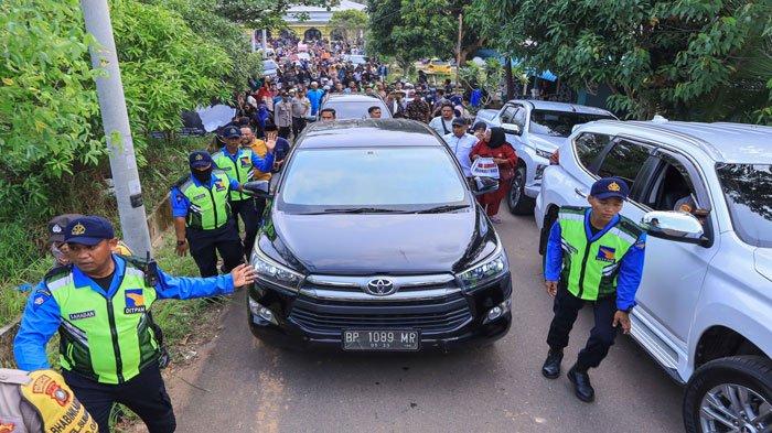 Menteri Bahlil dan rombongan saat mendatangi warga Sembulang (Tribunebatam)