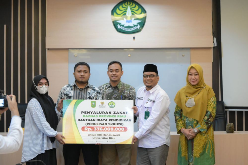 Mahasiswa Unri dapat bantuan pendidikan dari zakat Baznas Riau