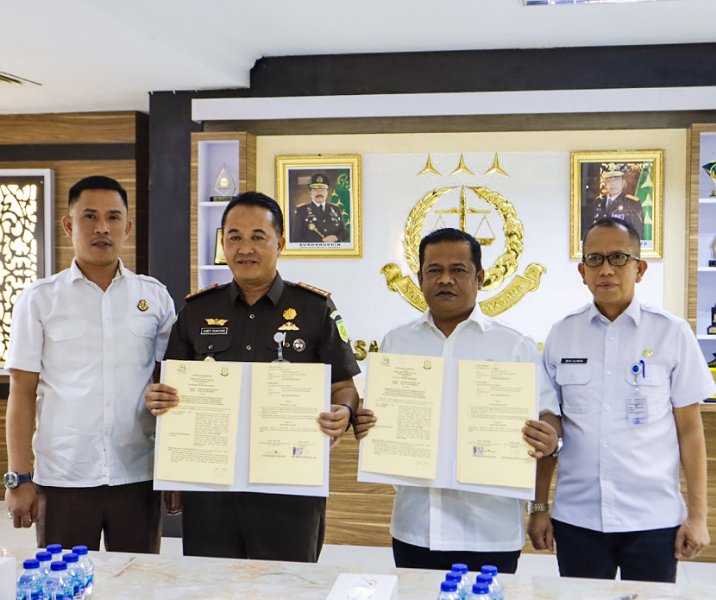 Direktur RSD Madani Dokter Arnaldo Eka Putra bersama Kajari Pekanbaru Asep Sunarya pada 5 Oktober 2023. Foto: Istimewa.