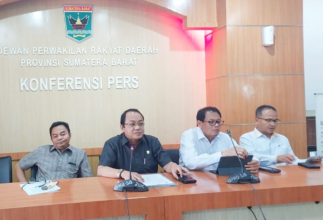 Konferensi pers DPRD Sumbar terkait konversi Bank Nagari ke Bank Syariah