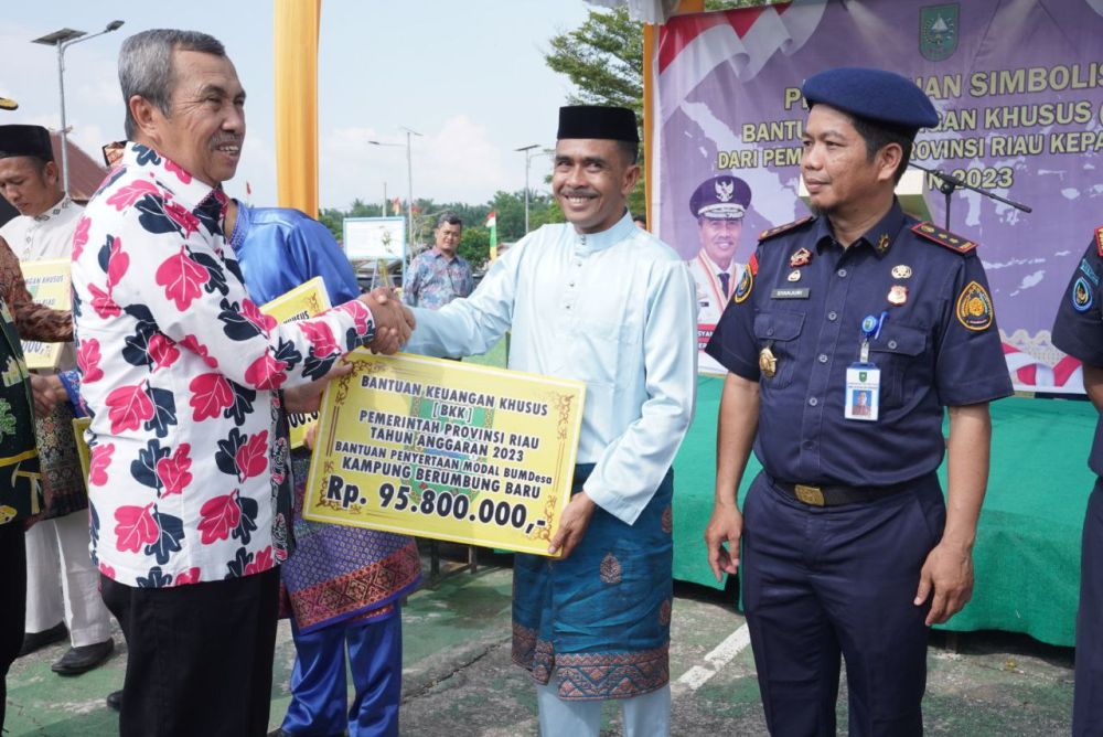Penyerahan Dana BKK Pemprov Riau secara simbolis di Kabupaten Siak