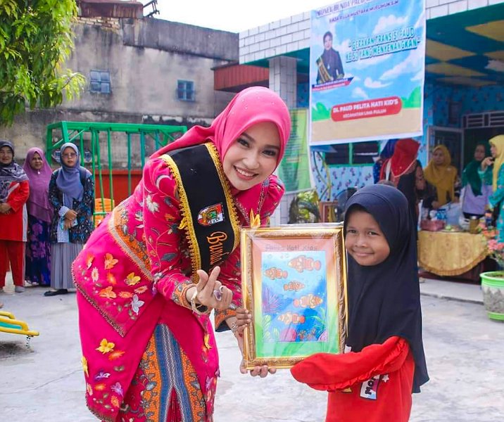Bunda PAUD Pekanbaru Raja Rilla Muuflihun saat memberikan hadian kepada anak PAUD, Kamis (12/10/2023). Foto: Istimewa.