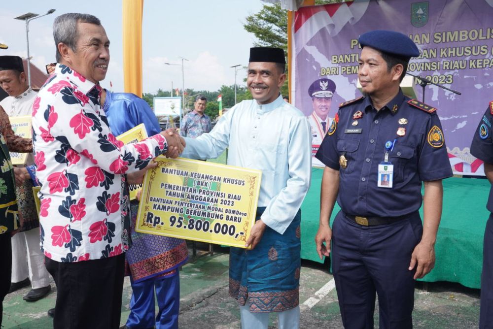 Gubri Syamsuar saat serahkan BKK di Siak