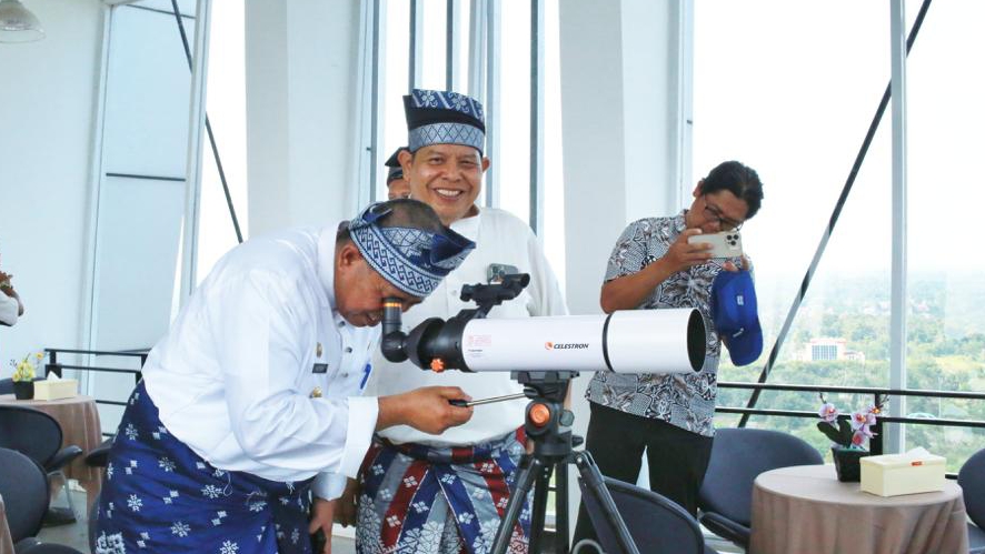 Saat peresmian  lift  di Atas Jembatan Sultanah Latifah