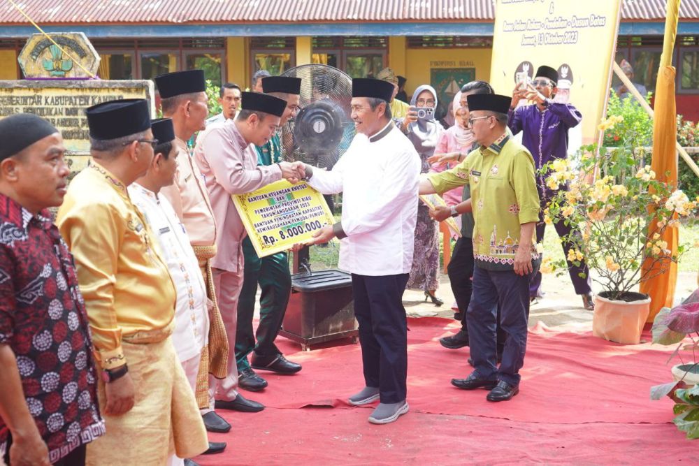 Penyerahan Bankeu Desa di Kampar