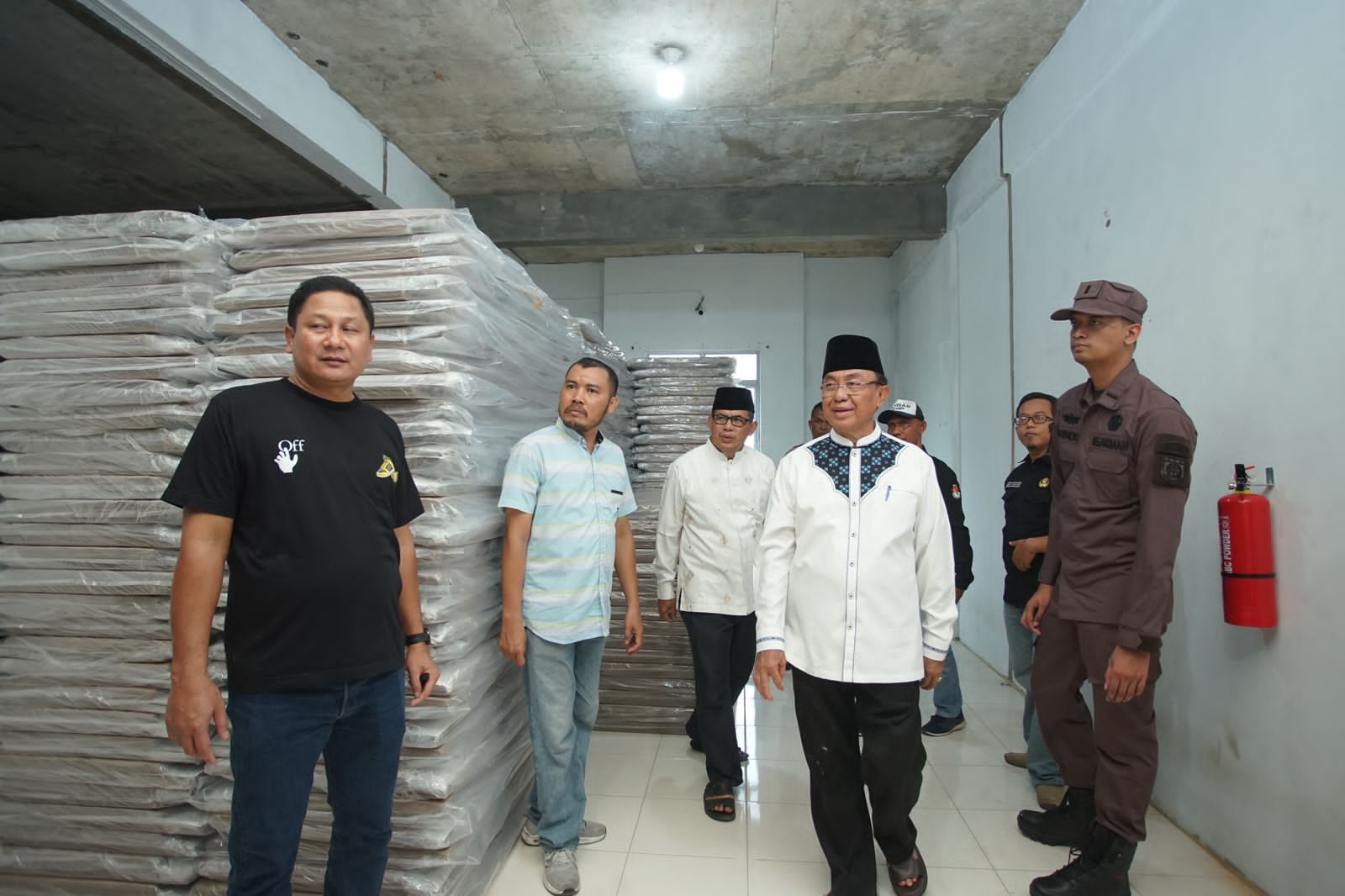 Bupati Inhil, HM Wardan tinjau logistik Pemilu