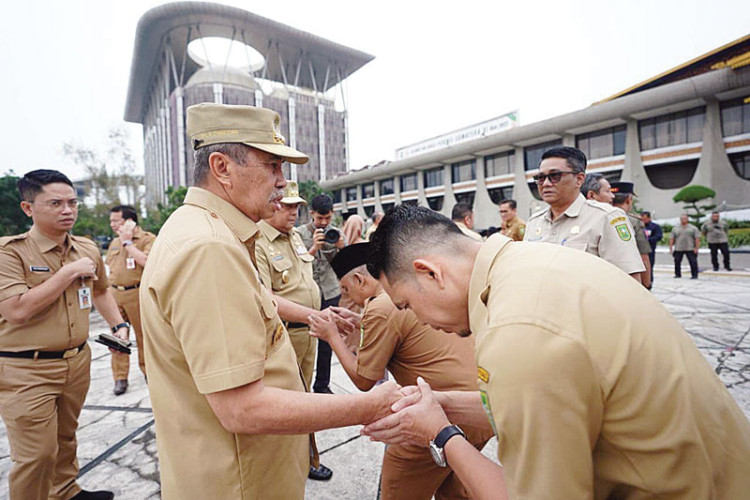 Gubri Syamsuar bersama pejabat pemprov Riau