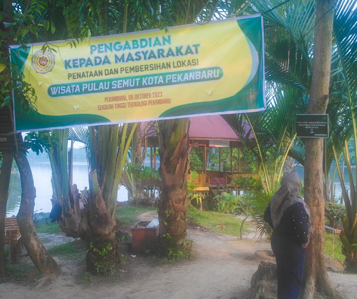 Suasana pulau Semut di Kelurahan Limbungan, Kecamatan Rumbai Timur, Kota Pekanbaru, Minggu (8/10/2023) petang. Foto: Surya/Riau1.