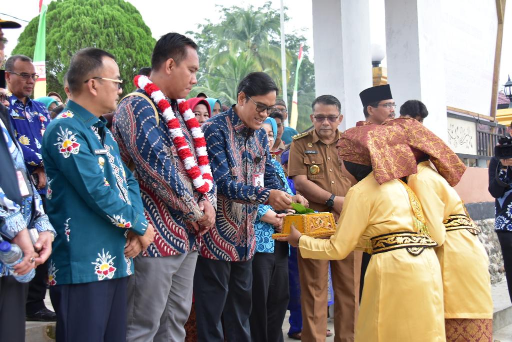 Tim Penilai Desa Anti Korupsi saat berada di Pulau Gadang Kampar