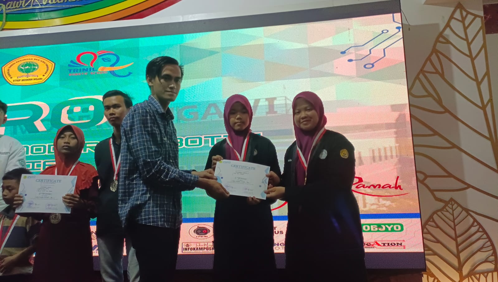 Penyerahan hadiah kompetisi robotic internasional