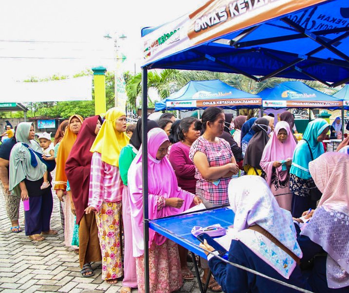 Warga mengantre untuk belanja di pasar murah yang digelar Disketapang di Kelurahan Bencah Lesung pada 16 Oktober 2023. Foto: Istimewa.