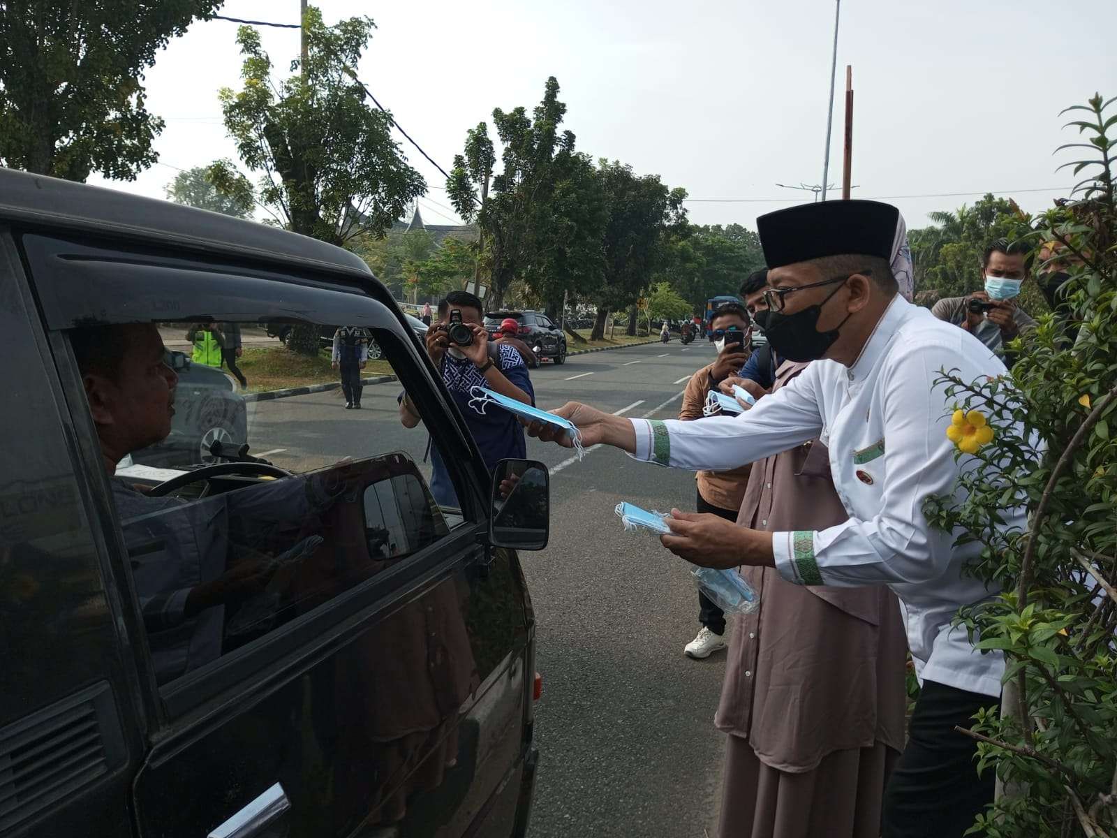 Wako Padang, Hendri Septa saat membagikan masker pada pengendara/RRI