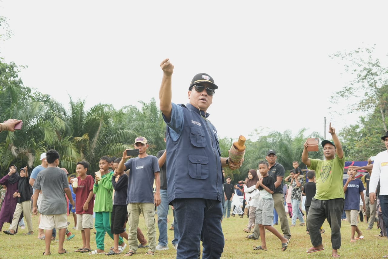 Bupati Kuansing, Suhardiman Ambi buka Festival Layangan (Siberriau.com)