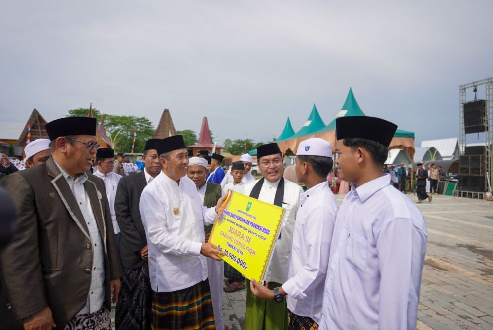 Penyerahan bantuan saat peringatan hari santri di Rokan Hilir