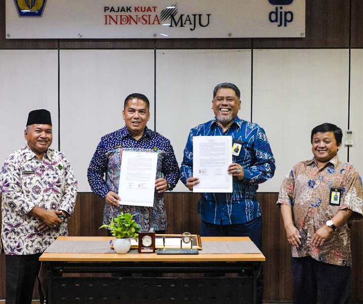 Kepala Kanwil DJP Riau Ahmad Djamhari bersama Rektor Universitas Dumai Muhardi usai penandatanganan kesepakatan bersama terkait Tax Center, Senin (23/10/2023). Foto: Istimewa.