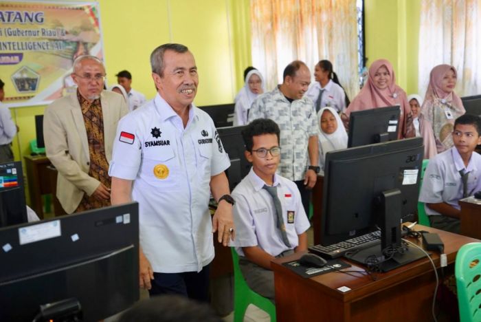 Gubri Syamsuar tinjau penerapan pembelajaran berbasis AI di salah satu sekolah di Mandau