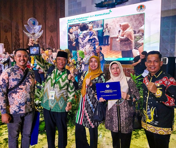Awaldi Hasibuan (dua dari kiri), Ketua RW 05, Kelurahan Agrowisata, Kecamatan Rumbai Barat, memegang penghargaan dari KLHK pada 24 Oktober 2023 di Jakarta. Foto: Istimewa.